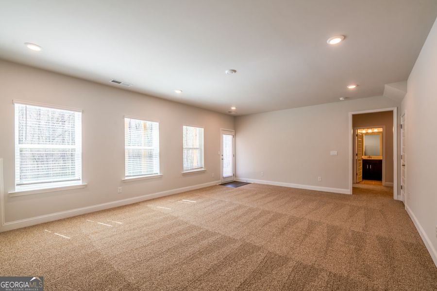 Spacious, unfurnished interior of a new home in Carson's Walk, Macon (Image 22).