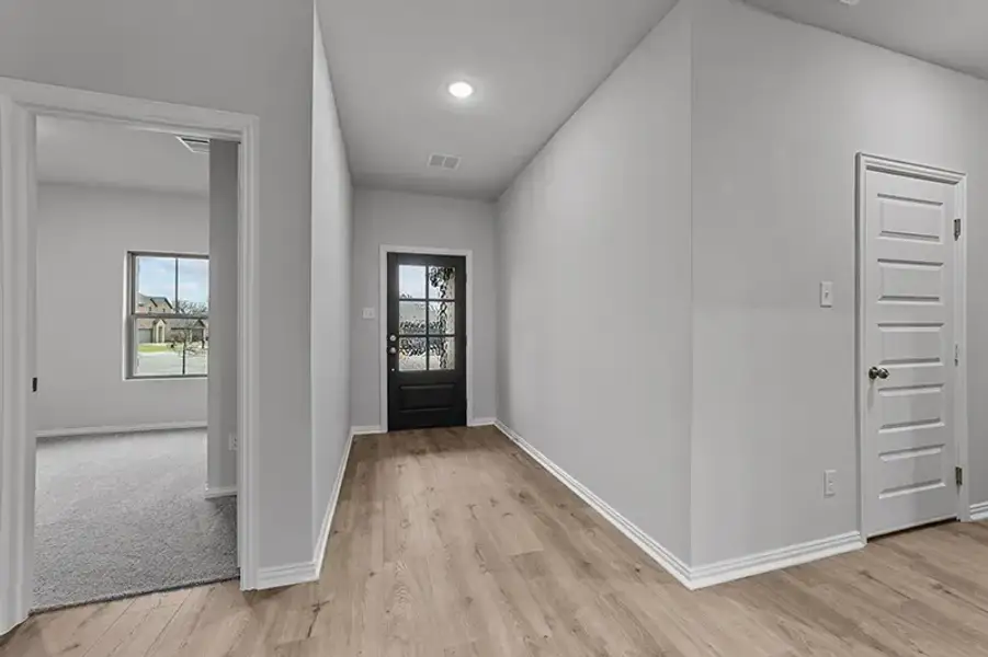 Spacious, unfurnished interior of a new home in Rolling Ridge, Van Alstyne (Image 15).