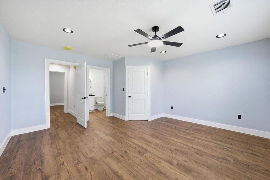 Spacious, unfurnished interior of a new home in , Bremond (Image 10).