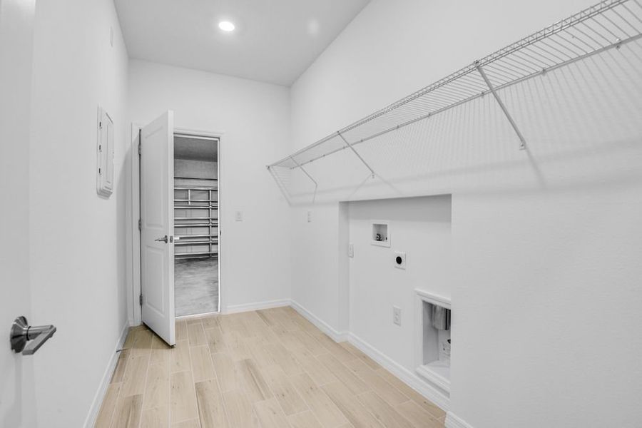 Spacious, unfurnished interior of a new home in Ardisia Park, New Smyrna Beach (Image 28).