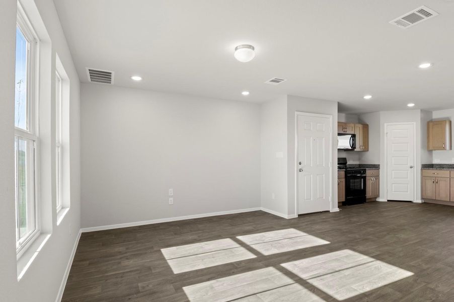 Spacious, unfurnished interior of a new home in Harvest Ridge, Elgin (Image 16).