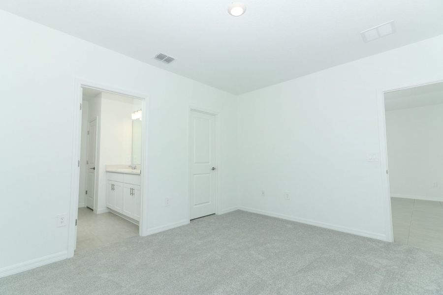 Spacious, unfurnished interior of a new home in Marion Creek, Haines City (Image 27).