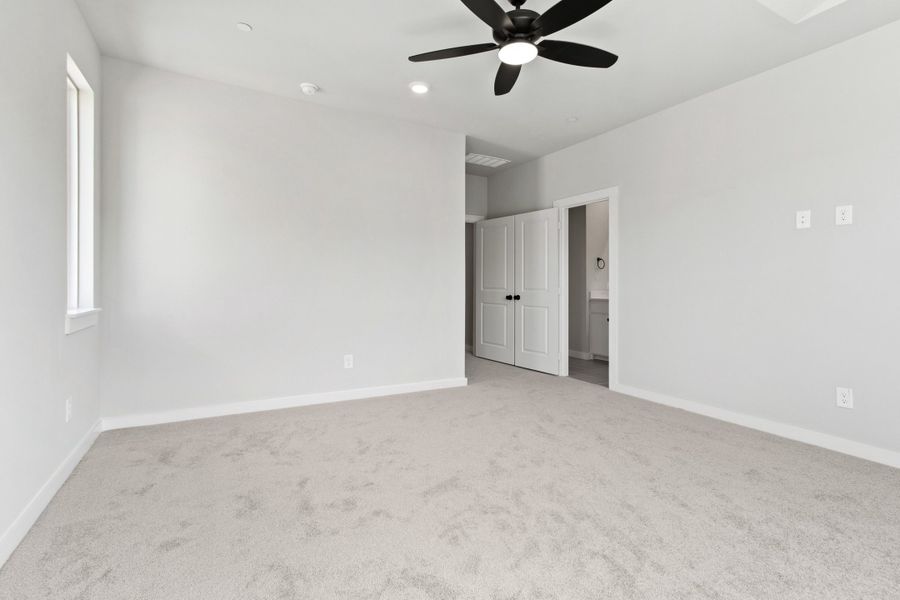 Spacious, unfurnished interior of a new home in Ten Mile Creek, Celina (Image 26).