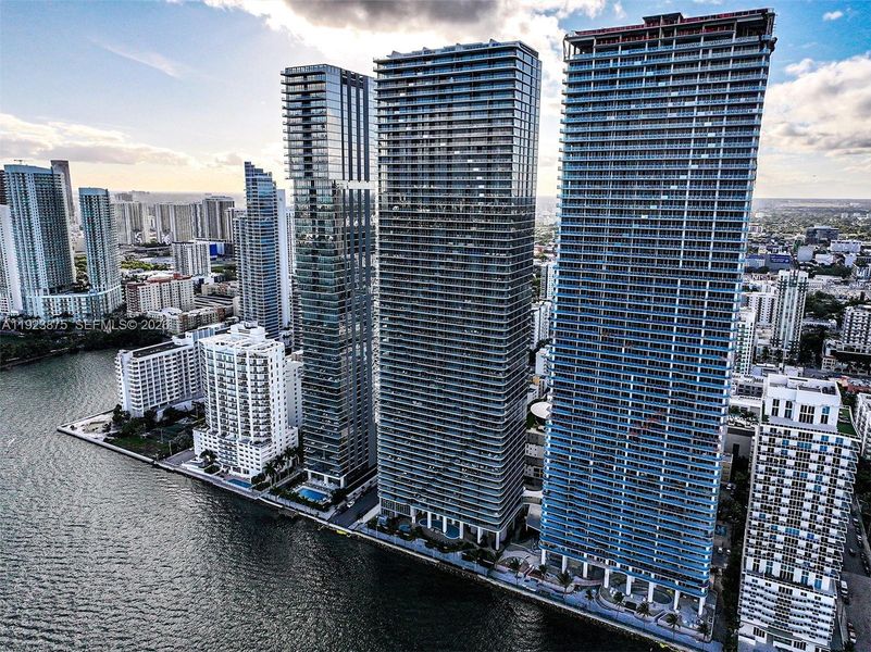 Condo located in Miami, FL showcasing its design and architecture (Image 34).