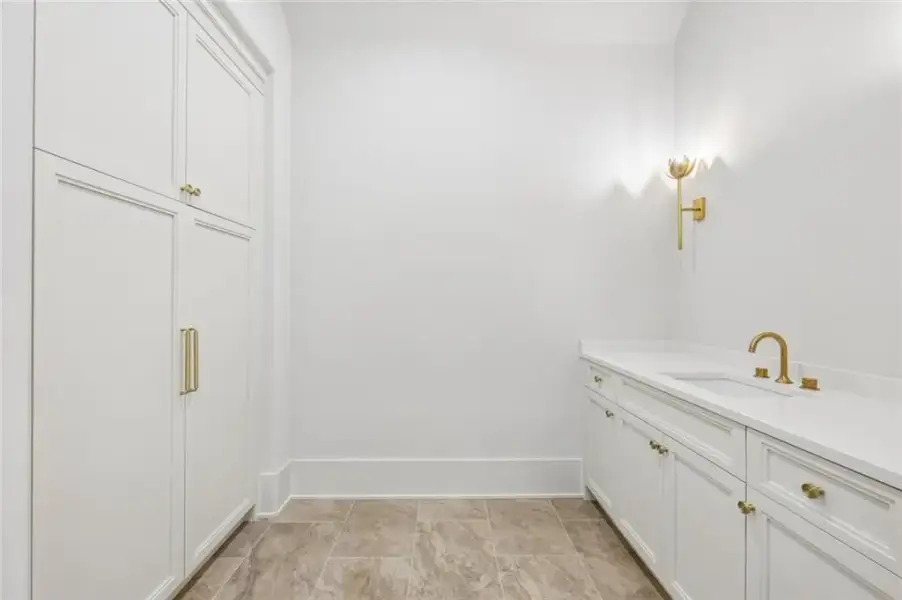 Spacious, unfurnished interior of a new home in , Alpharetta (Image 92).