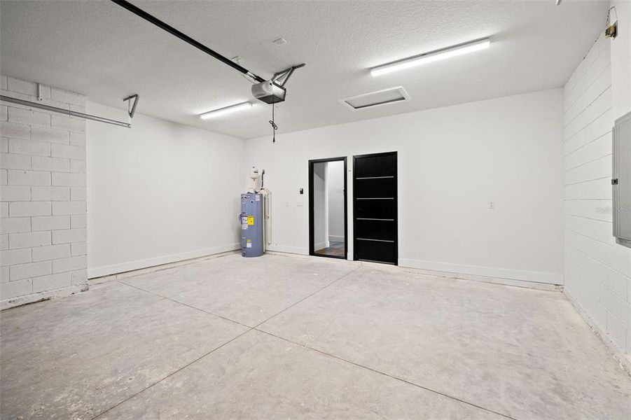 Spacious, unfurnished interior of a new home in , Citrus Springs (Image 57).