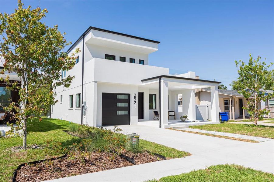 Exterior details and patio area of a home in , St. Petersburg (Image 38).