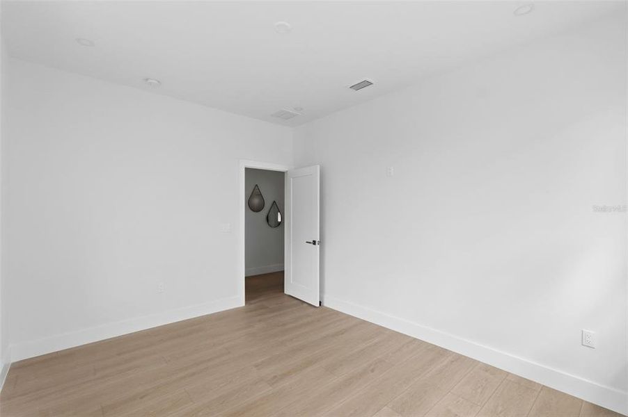 Spacious, unfurnished interior of a new home in , St. Petersburg (Image 21).