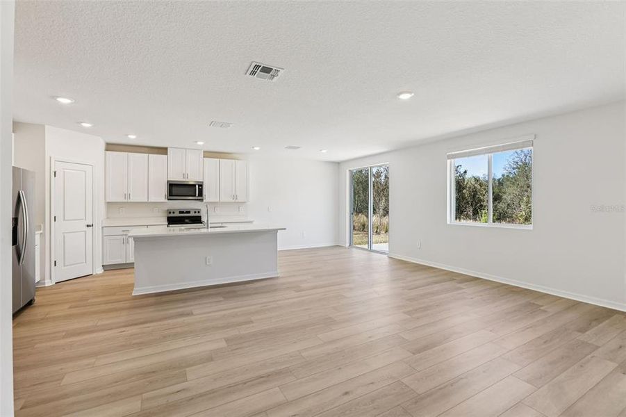 Spacious, unfurnished interior of a new home in Leyland Preserve - Classic Series, Brooksville (Image 27).