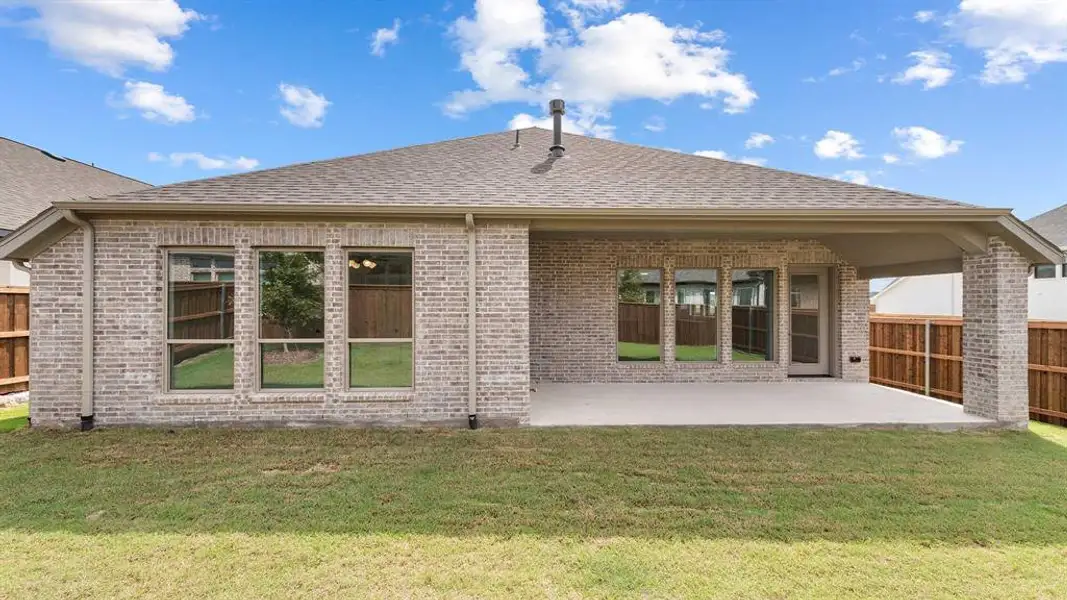 Exterior details and patio area of a home in Hillstead 50', Lavon (Image 3).