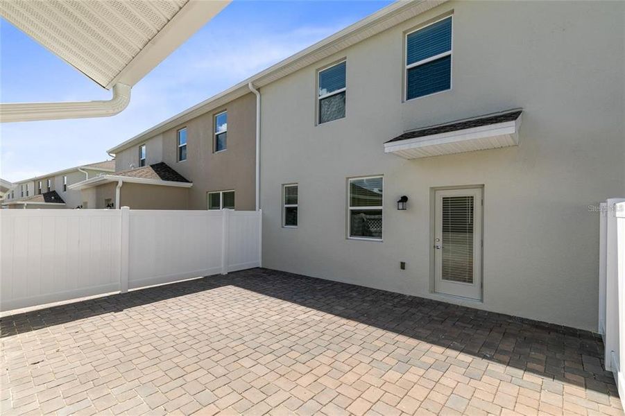 Exterior details and patio area of a home in , Winter Garden (Image 4).
