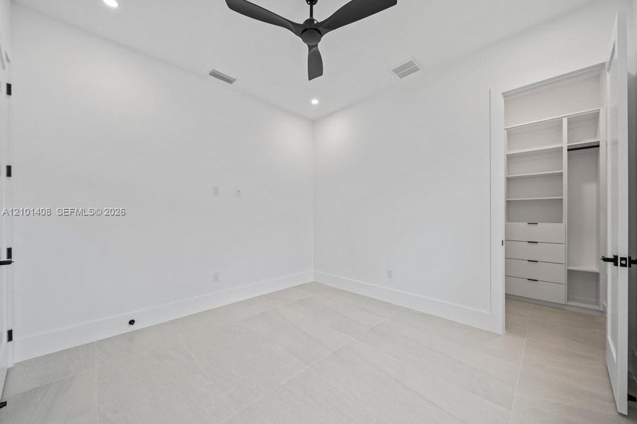 Spacious, unfurnished interior of a new home in , Cape Coral (Image 49).