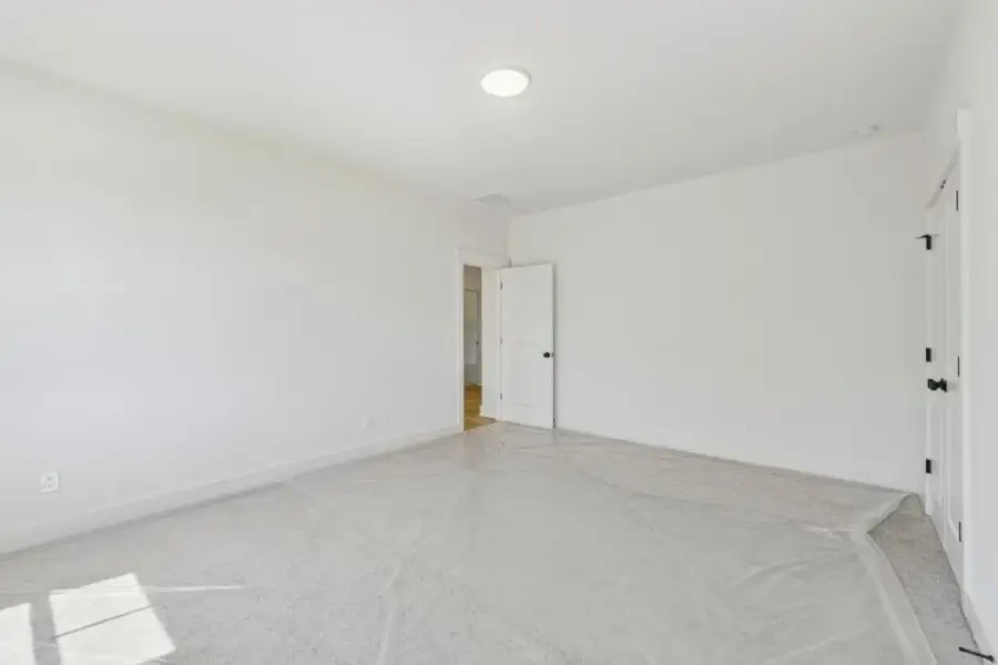 Spacious, unfurnished interior of a new home in White Post on Lake Lanier, Gainesville (Image 35).