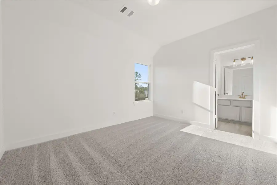 Spacious, unfurnished interior of a new home in Kresston, Montgomery (Image 15).