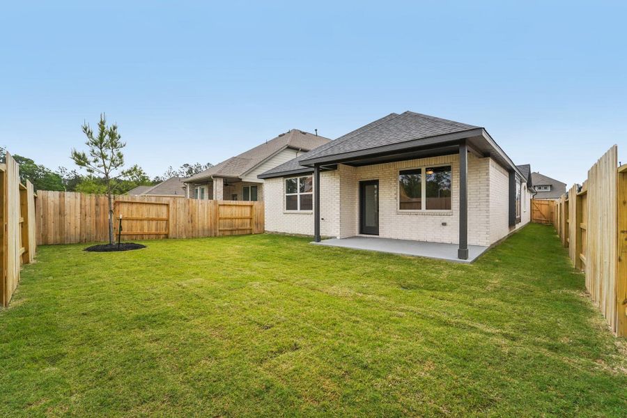 Exterior details and patio area of a home in Evergreen 40', Conroe (Image 22).