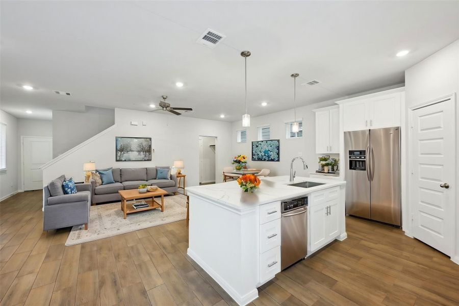 This kitchen boasts plenty of both artificial and natural lighting, due to the expansive windows that enable sunlight to stream in all day long.