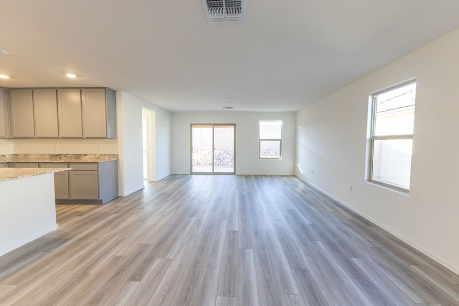 Spacious, unfurnished interior of a new home in Mirador Point, Tucson (Image 5).