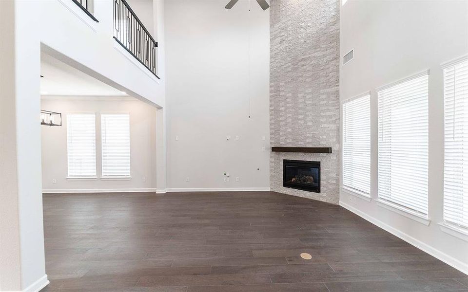 Spacious, unfurnished interior of a new home in Heath Golf & Yacht Club, Forney (Image 13).