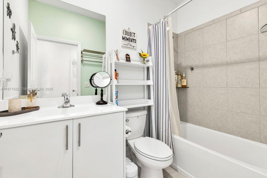 Furnished interior view inside a new home in , Pembroke Pines (Image 8).