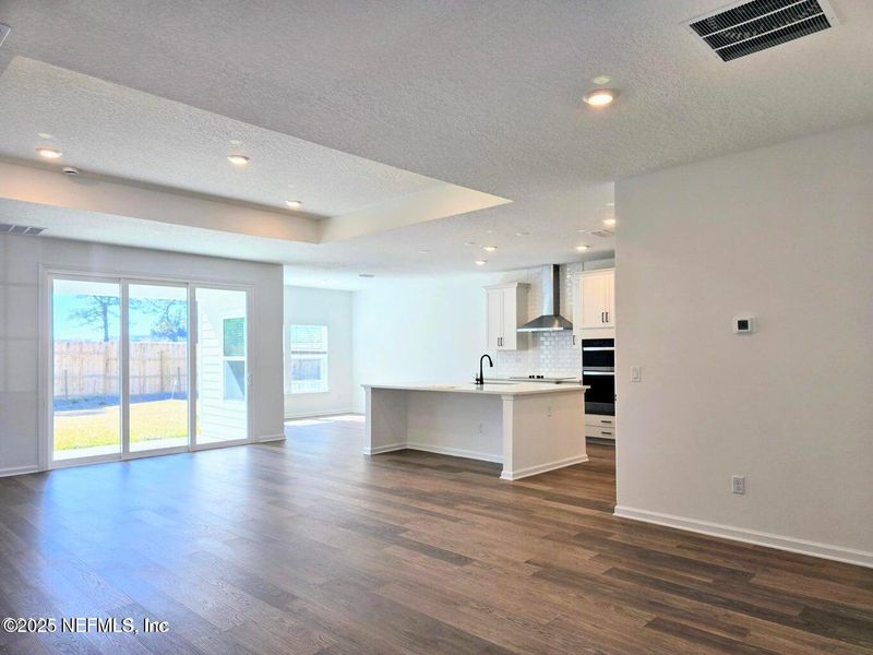 Spacious, unfurnished interior of a new home in , Green Cove Springs (Image 4).