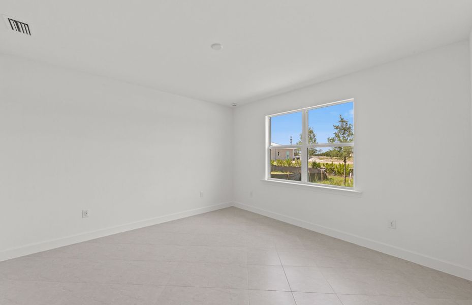 Spacious, unfurnished interior of a new home in Del Webb Oak Creek, North Fort Myers (Image 12).