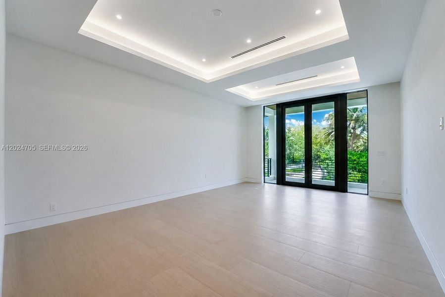 Spacious, unfurnished interior of a new home in , Pinecrest (Image 20).