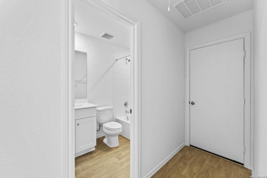 Spacious, unfurnished interior of a new home in Arroyo Ranch, Seguin (Image 19).