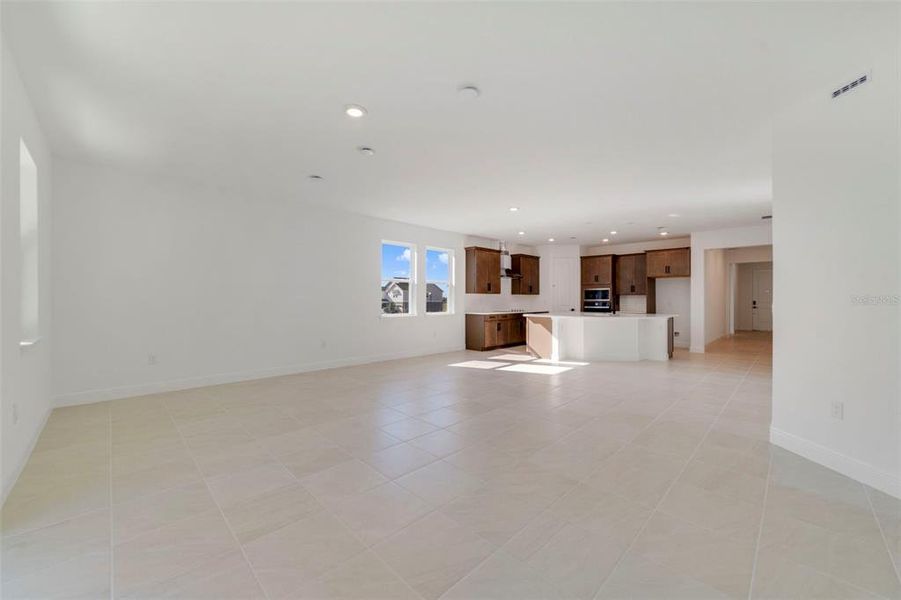 Spacious, unfurnished interior of a new home in Vintner Reserve, Clermont (Image 25).