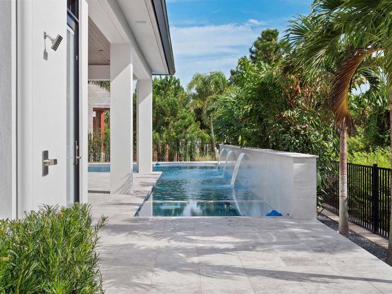 Exterior details and patio area of a home in , Orlando (Image 28).