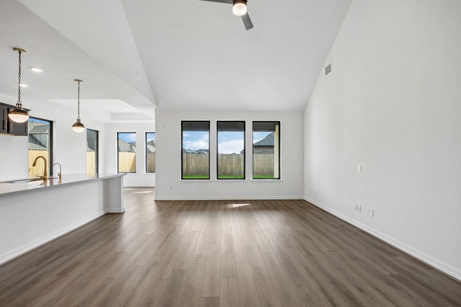 Spacious, unfurnished interior of a new home in Westland Ranch, League City (Image 12).