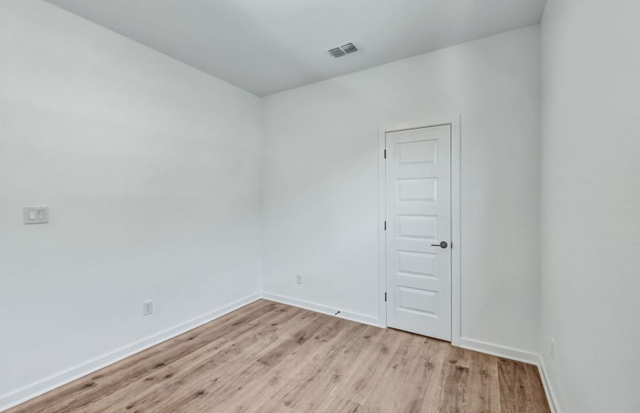 Spacious, unfurnished interior of a new home in Sunfield, Buda (Image 43).