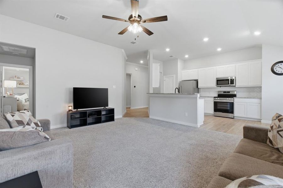 Furnished interior view inside a new home in Trail Creek, Cleburne (Image 8).