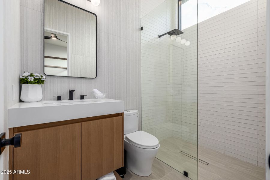 bathroom en-suite bed 2