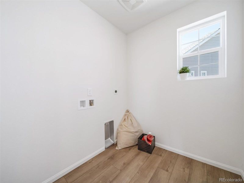 Spacious, unfurnished interior of a new home in Thompson River Ranch, Johnstown (Image 24).