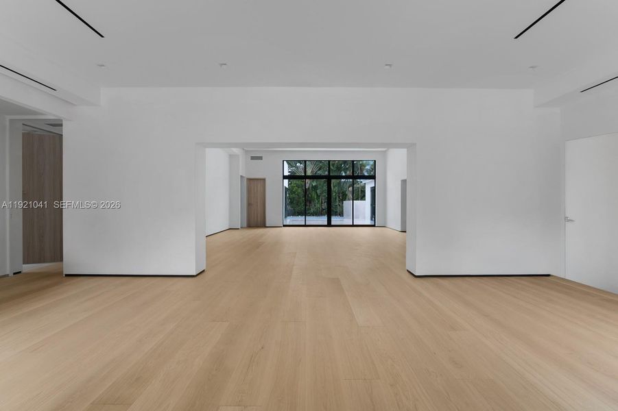 Spacious, unfurnished interior of a new home in , Miami Beach (Image 8).