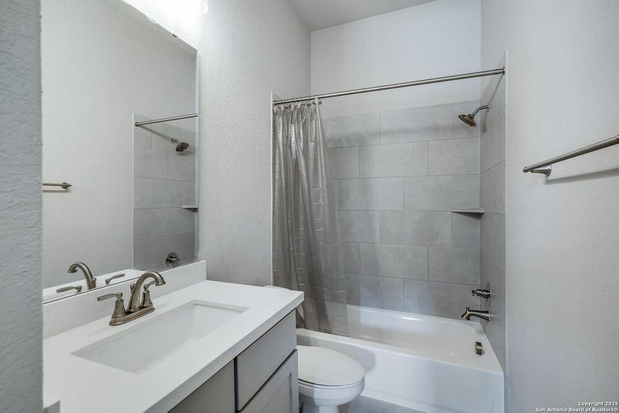 Furnished interior view inside a new home in Balcones Creek 70', Boerne (Image 38).