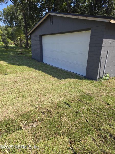 Exterior details and patio area of a home in , Jacksonville (Image 3).