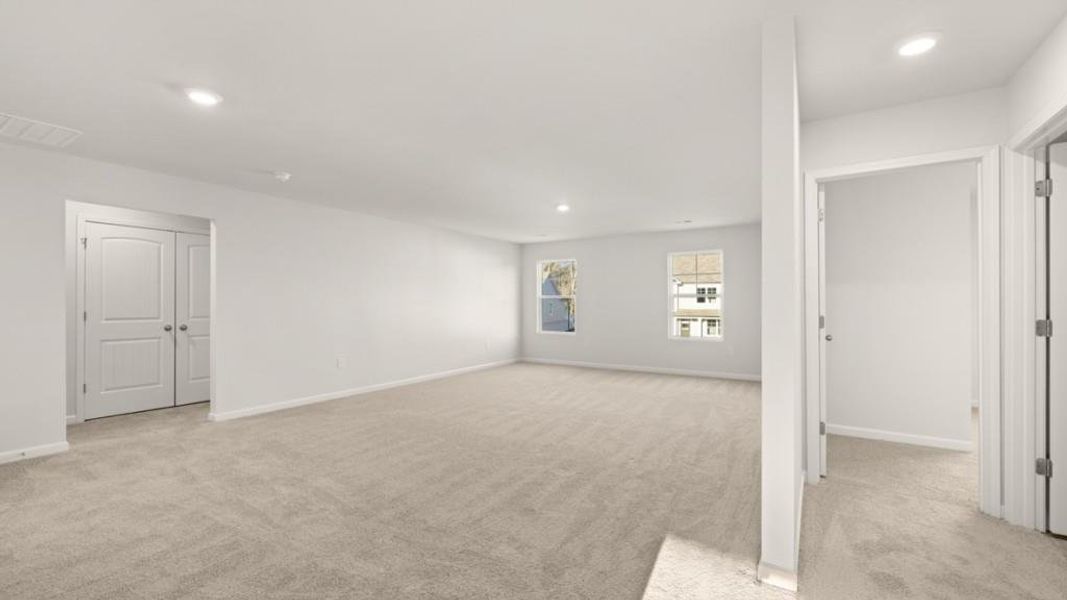 Spacious, unfurnished interior of a new home in Falcon Landing, Gainesville (Image 25).