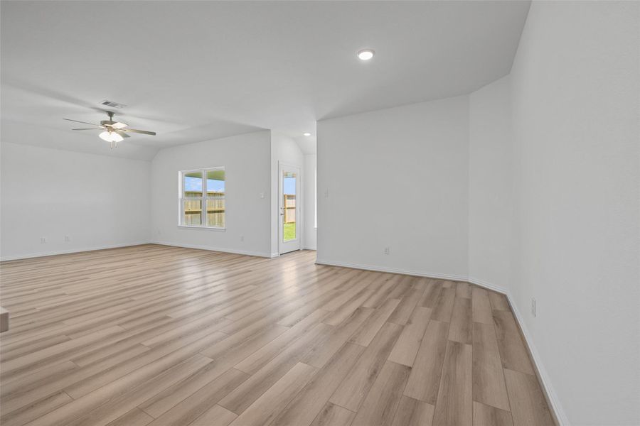 Spacious, unfurnished interior of a new home in Oakwood Estates, Waller (Image 18).