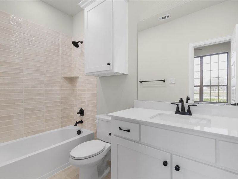 Furnished interior view inside a new home in Levante, Waxahachie (Image 8).
