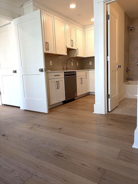 Spacious, unfurnished interior of a new home in Grants Court, Charleston (Image 4).