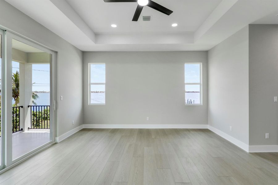 Spacious, unfurnished interior of a new home in , Jensen Beach (Image 54).