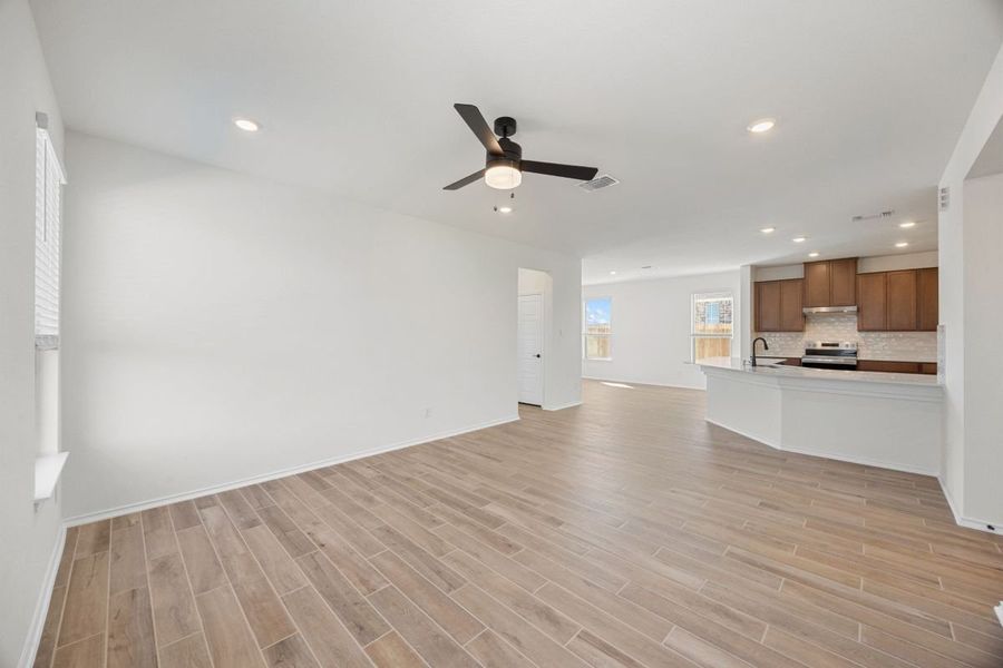 Spacious, unfurnished interior of a new home in Overlook Ranch, Georgetown (Image 5).
