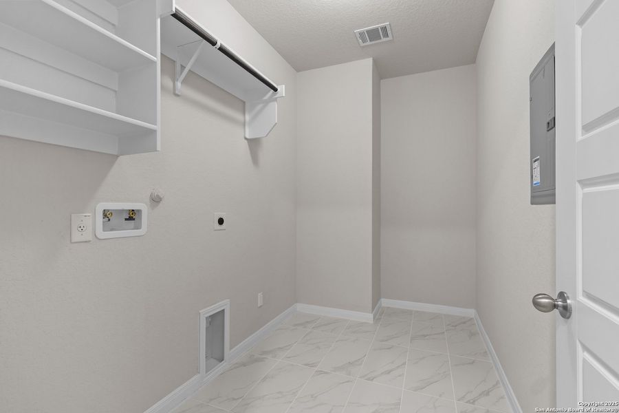 Spacious, unfurnished interior of a new home in Foxbrook, Cibolo (Image 28). Spacious, unfurnished interior of a new home in Foxbrook, Cibolo (Image 28).