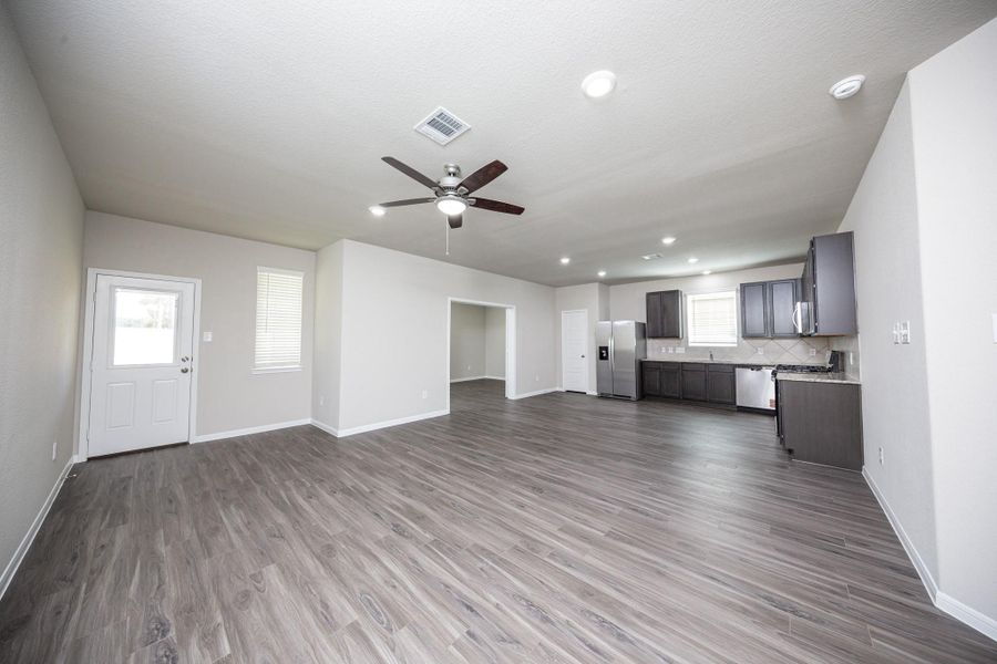 Spacious, unfurnished interior of a new home in Mackenzie Creek, Conroe (Image 16). Spacious, unfurnished interior of a new home in Mackenzie Creek, Conroe (Image 16).