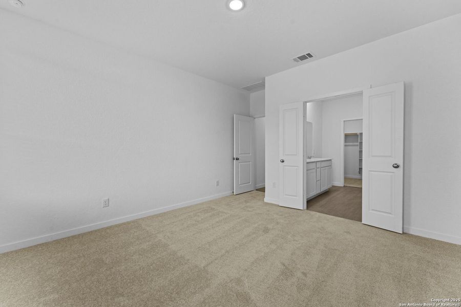 Spacious, unfurnished interior of a new home in Guadalupe Heights, Seguin (Image 16).
