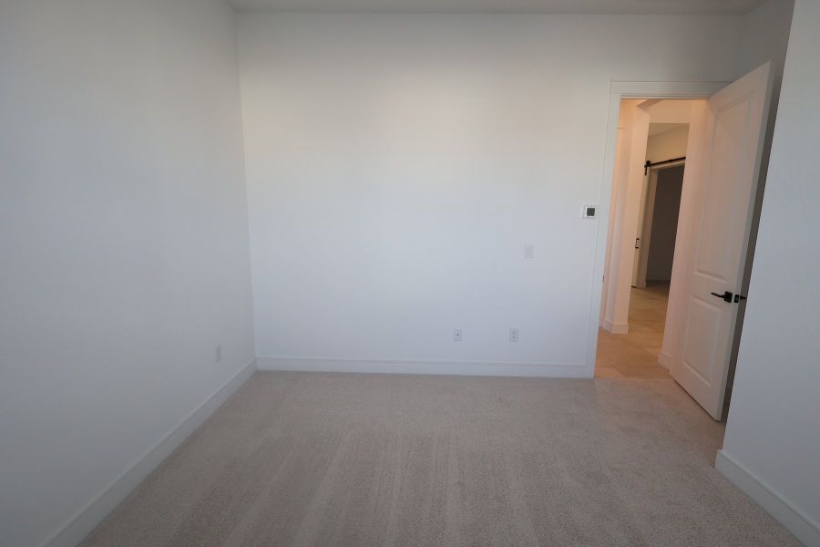 Spacious, unfurnished interior of a new home in Edgewood, San Tan Valley (Image 21).