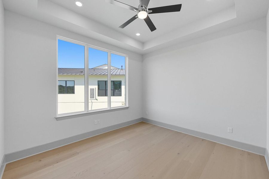 Spacious, unfurnished interior of a new home in Rough Hollow, Austin (Image 34). Spacious, unfurnished interior of a new home in Rough Hollow, Austin (Image 34).