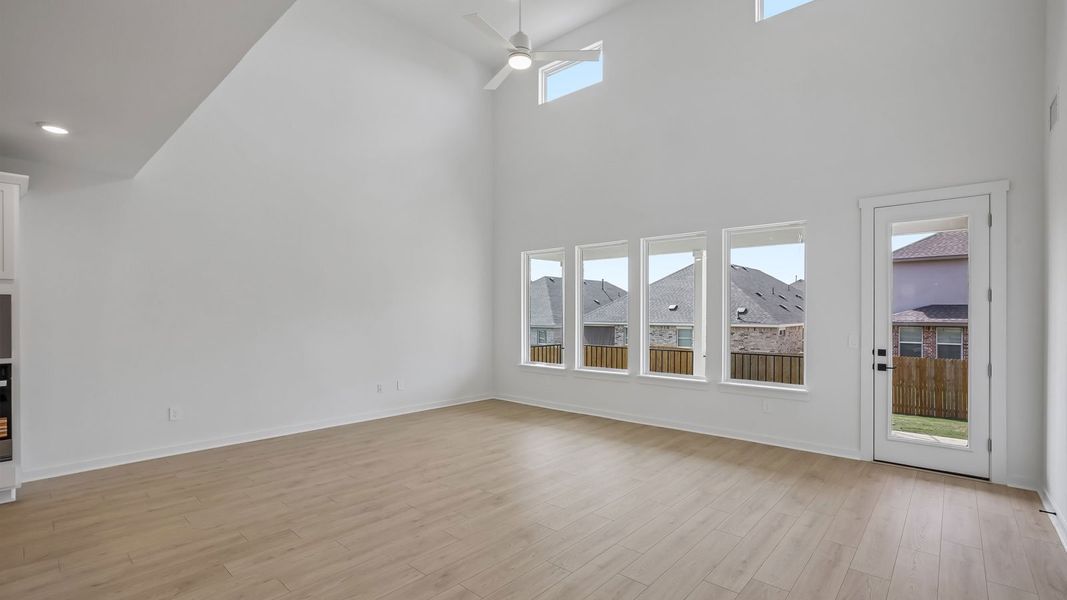 Spacious, unfurnished interior of a new home in Rosenbusch Ranch, Leander (Image 22).