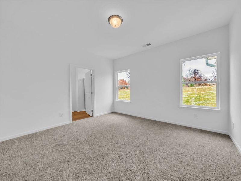 Spacious, unfurnished interior of a new home in Cantigny Park, Clarksville (Image 29).